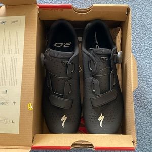New specialized torch 2.0 cycling shoes with free pair of clips and hardware.